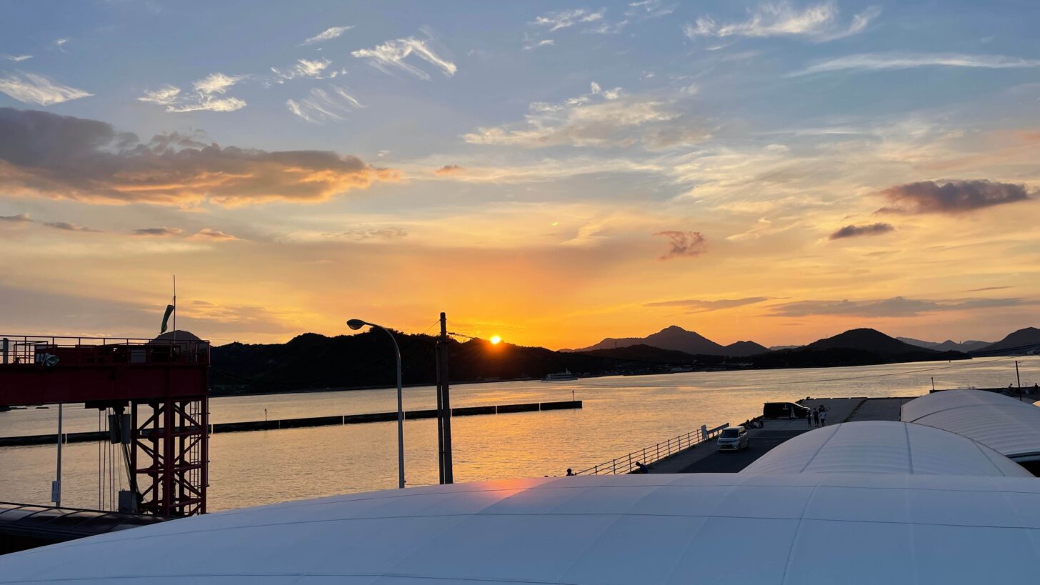 弓削島の先に沈む夕日