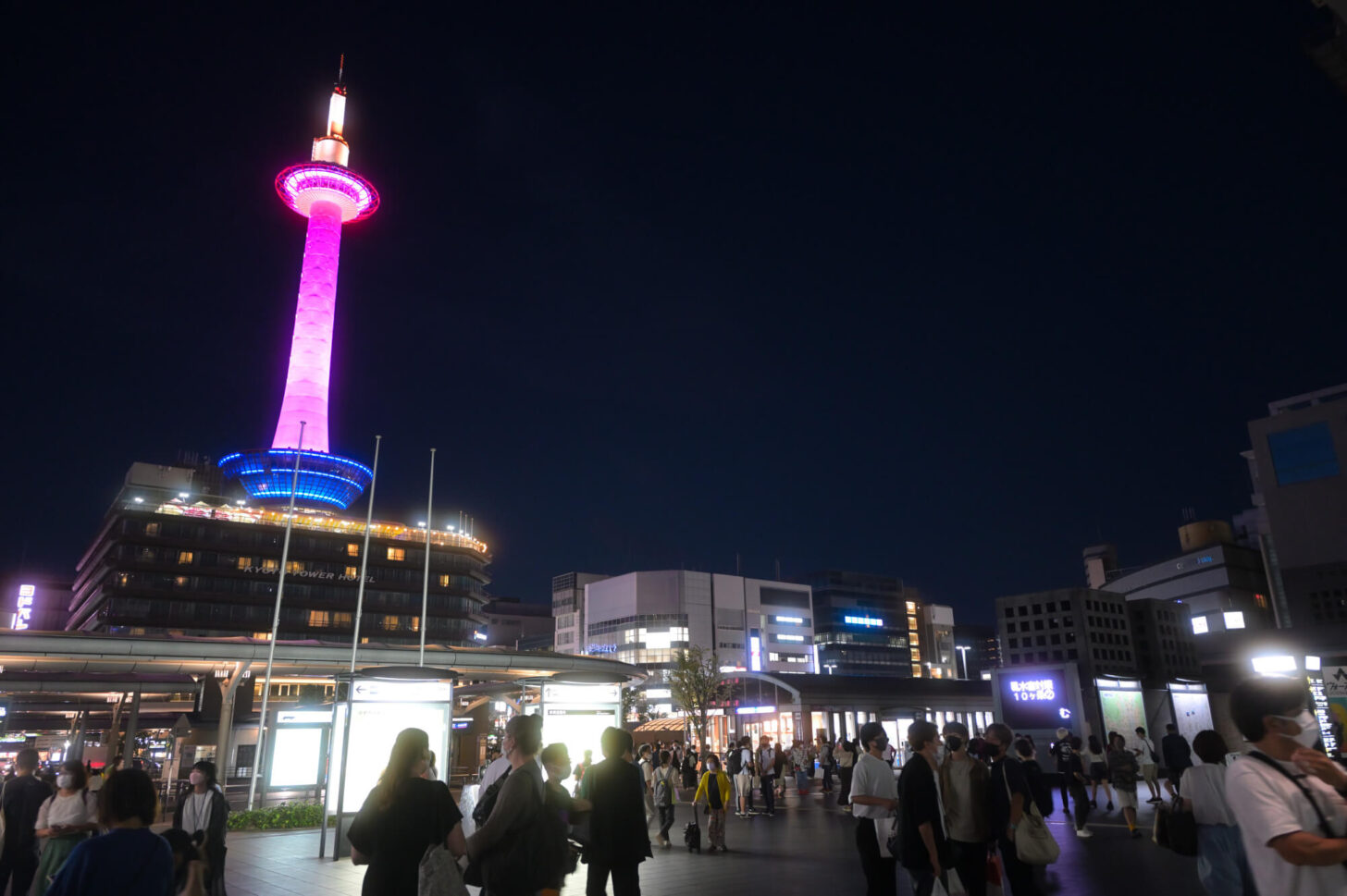 ピンク色に輝く夜の京都タワー