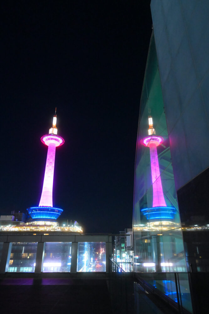 京都駅ビルから眺める夜の京都タワー（ピンクライトアップ）