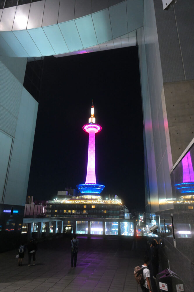 京都駅ビルから眺める夜の京都タワー（ピンクライトアップ）