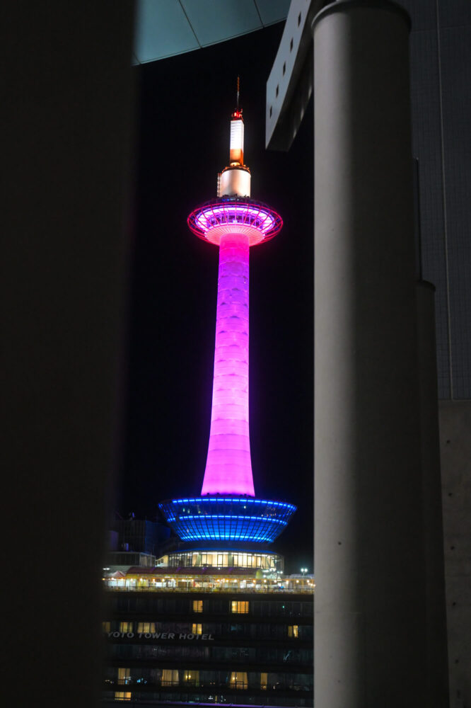 京都駅ビルから眺める夜の京都タワー（ピンクライトアップ）