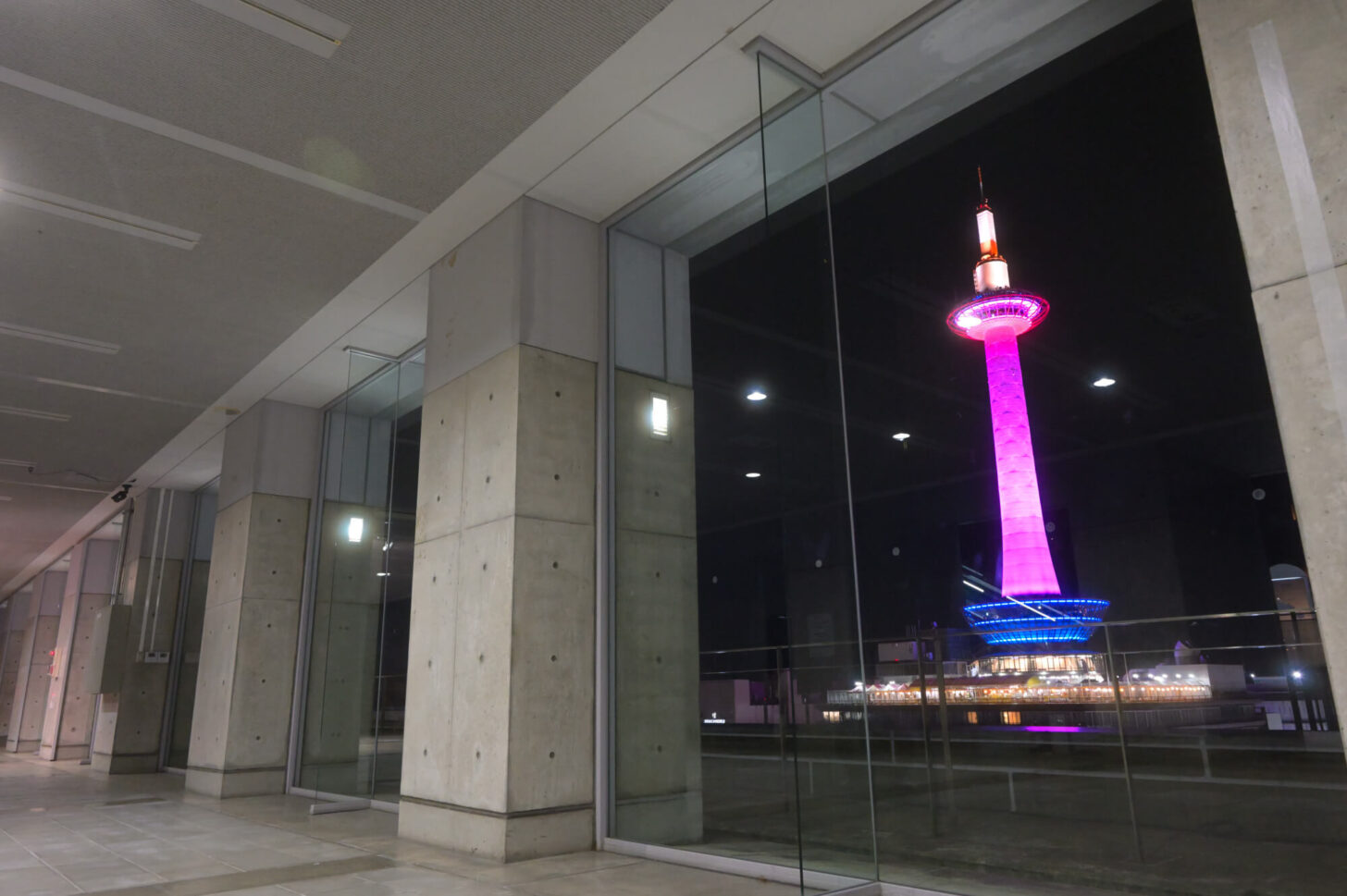 京都駅ビルから眺める夜の京都タワー（ピンクライトアップ）