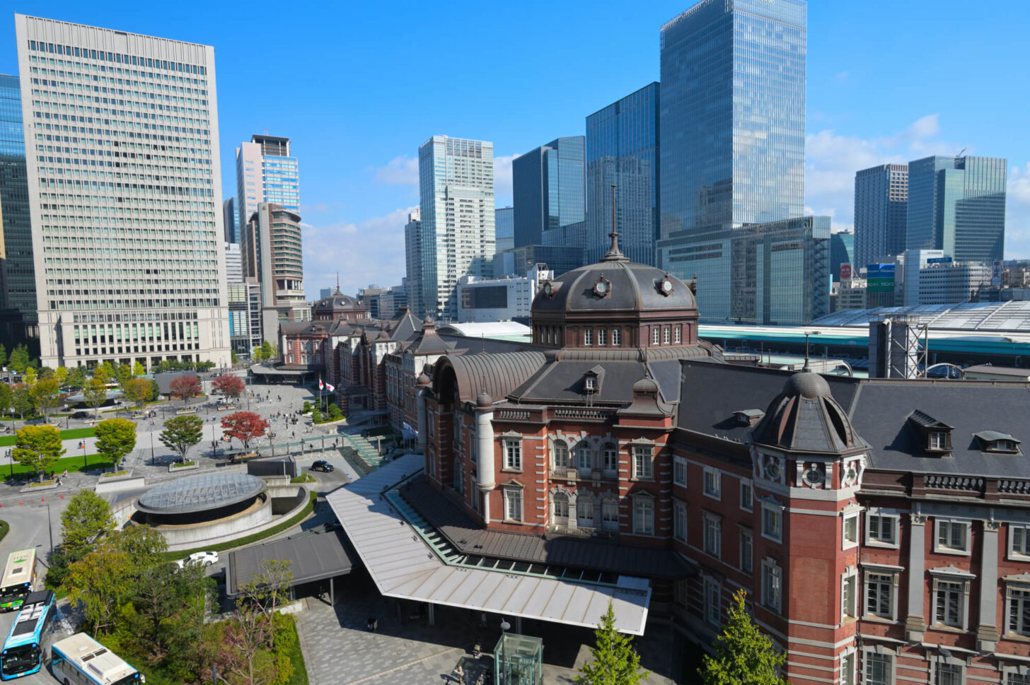 屋上庭園「KITTEガーデン」から撮る東京駅丸の内駅舎