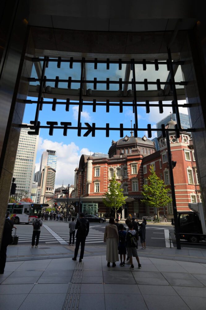 KITTE丸の内1階入口から撮る東京駅丸の内駅舎