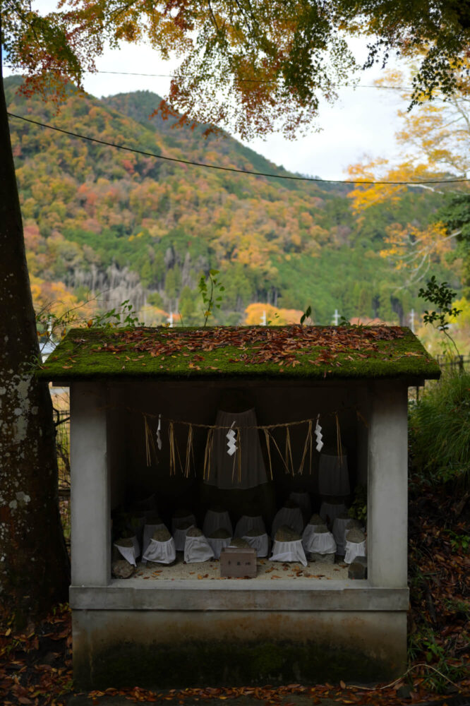 八瀬天満宮社のお地蔵さんと紅葉