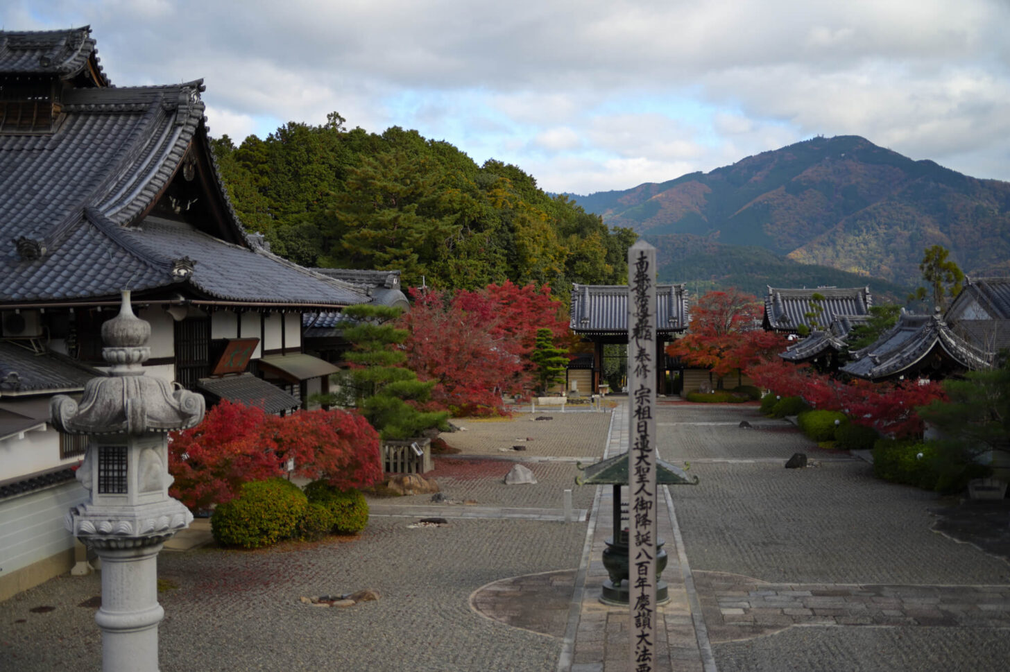 妙満寺 本堂前から望む境内と比叡山