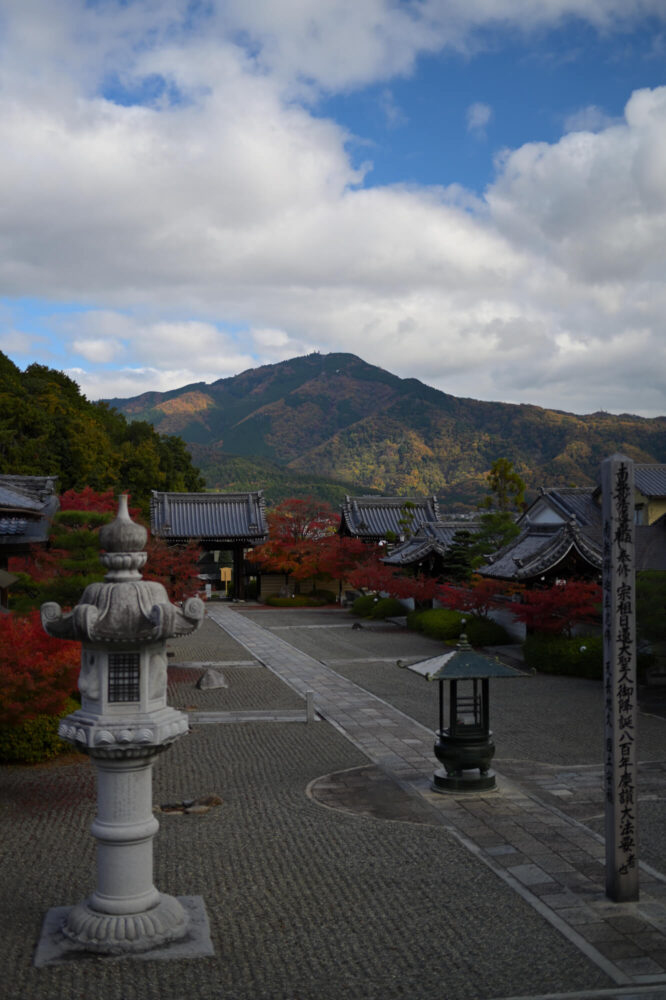 妙満寺 本堂前から望む境内と比叡山