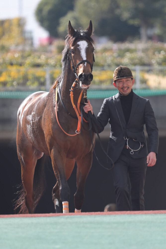 エルチェリーナ デビュー戦ウイナーズサークルにて