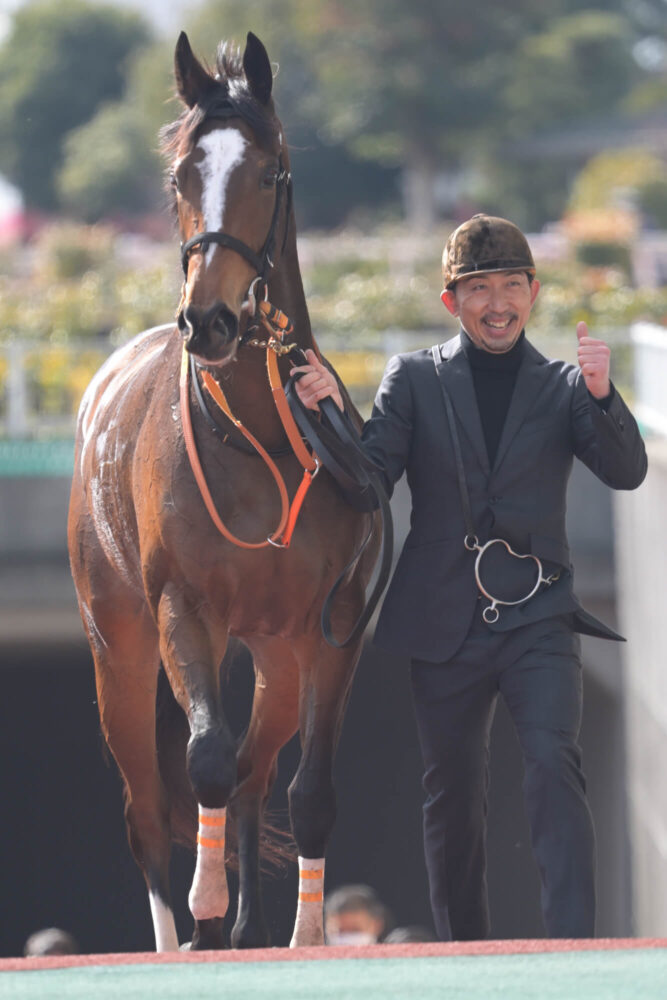 エルチェリーナ デビュー戦ウイナーズサークルにて