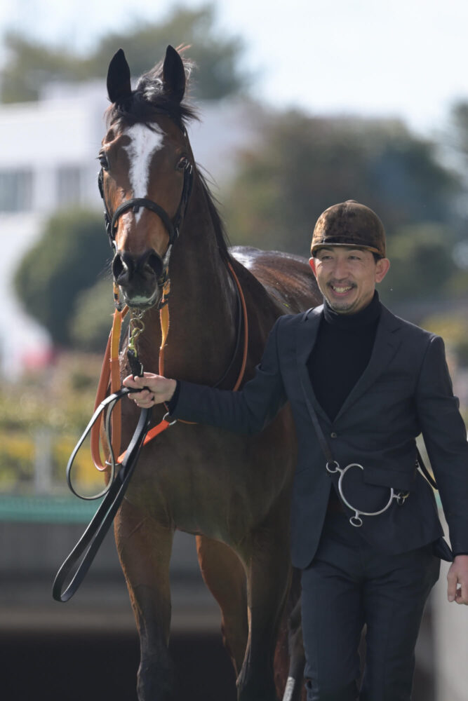 エルチェリーナ デビュー戦ウイナーズサークルにて