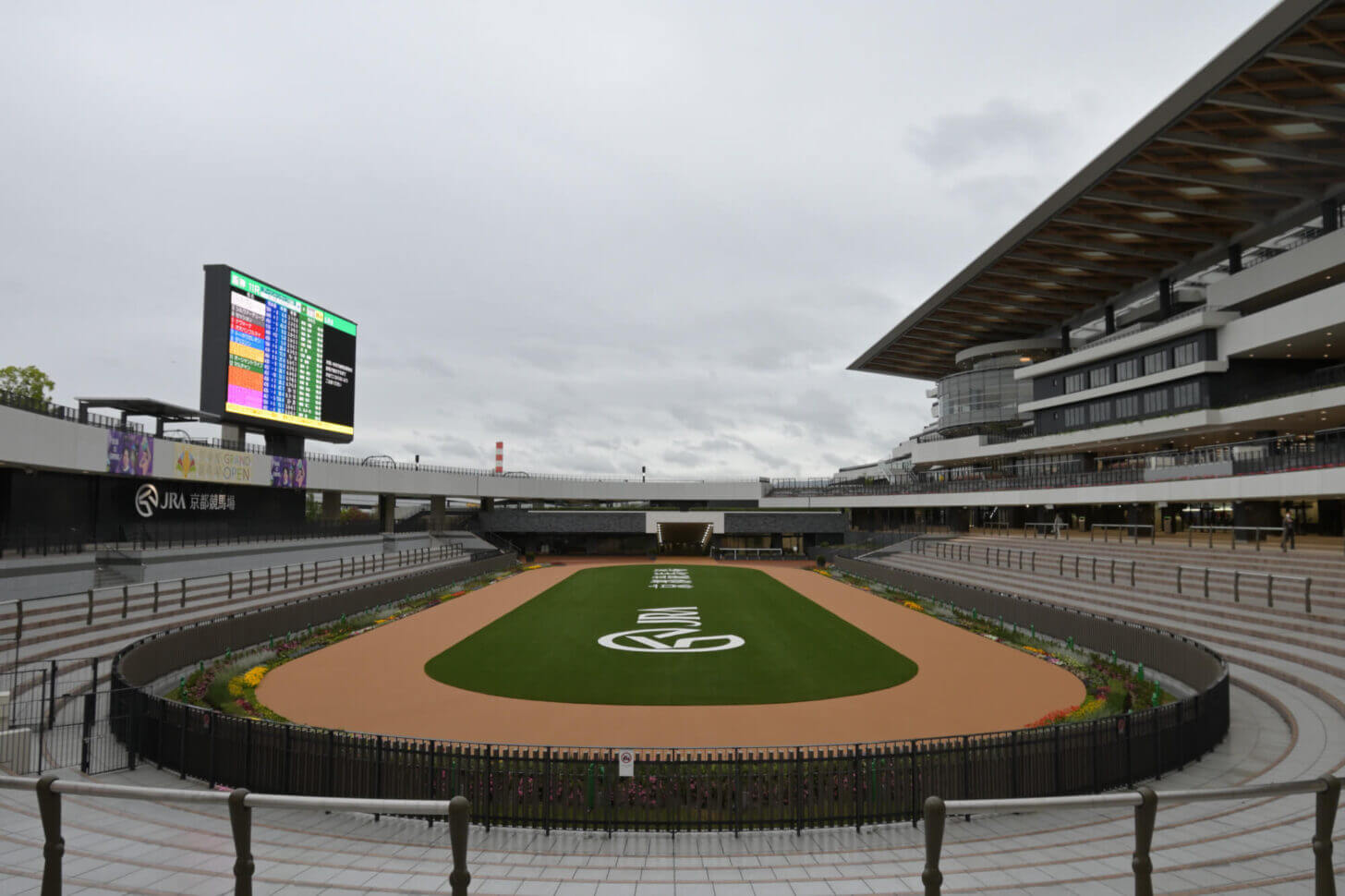 新装京都競馬場パドック