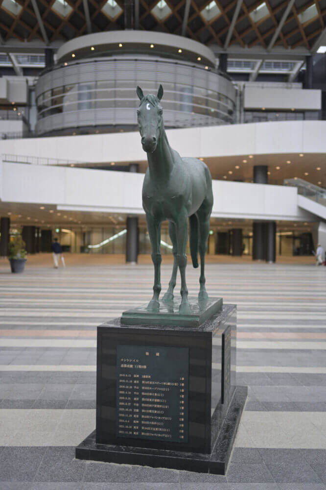 新装京都競馬場 コントレイル像