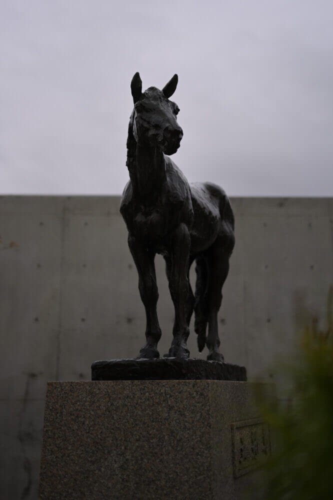 京都競馬場 三冠馬メモリアルロード シンザン像