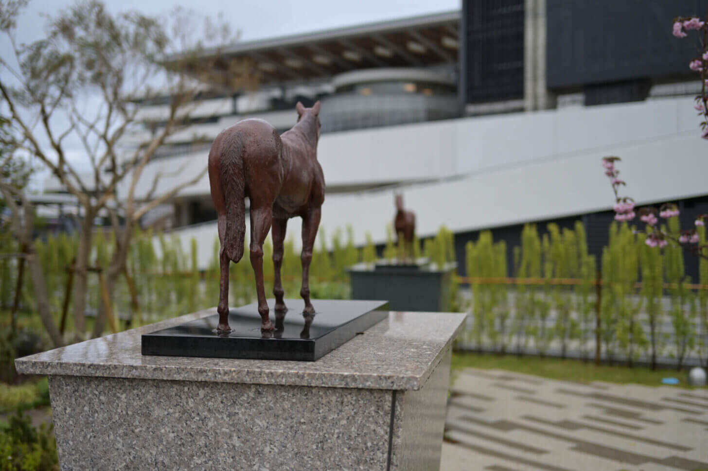 京都競馬場 三冠馬メモリアルロード ジェンティルドンナ像＆オルフェーヴル像