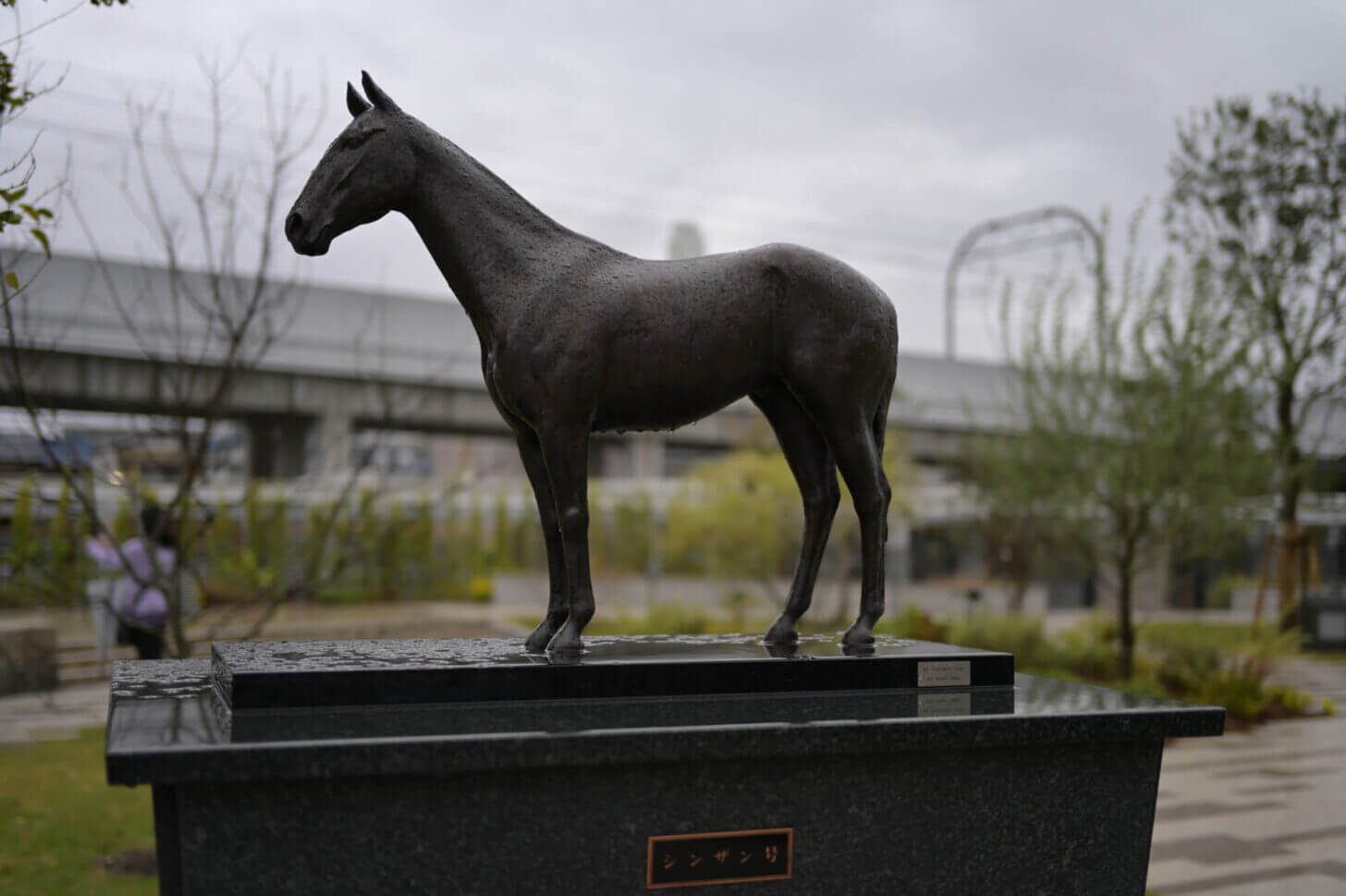 京都競馬場 三冠馬メモリアルロード シンザン像