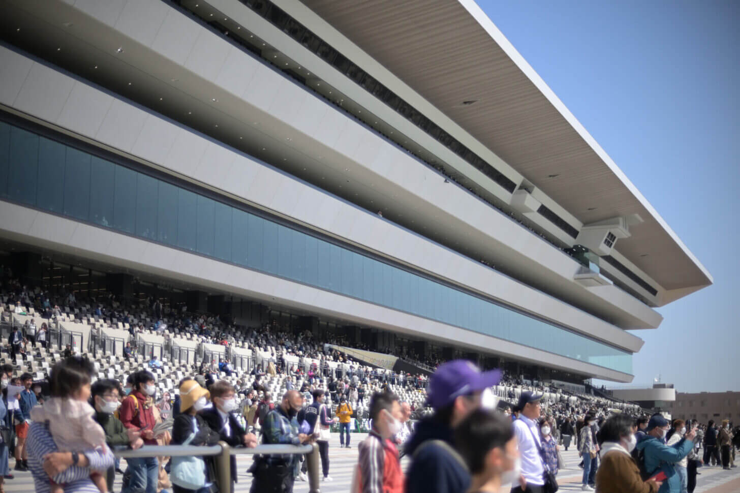 京都競馬場 新スタンド全景