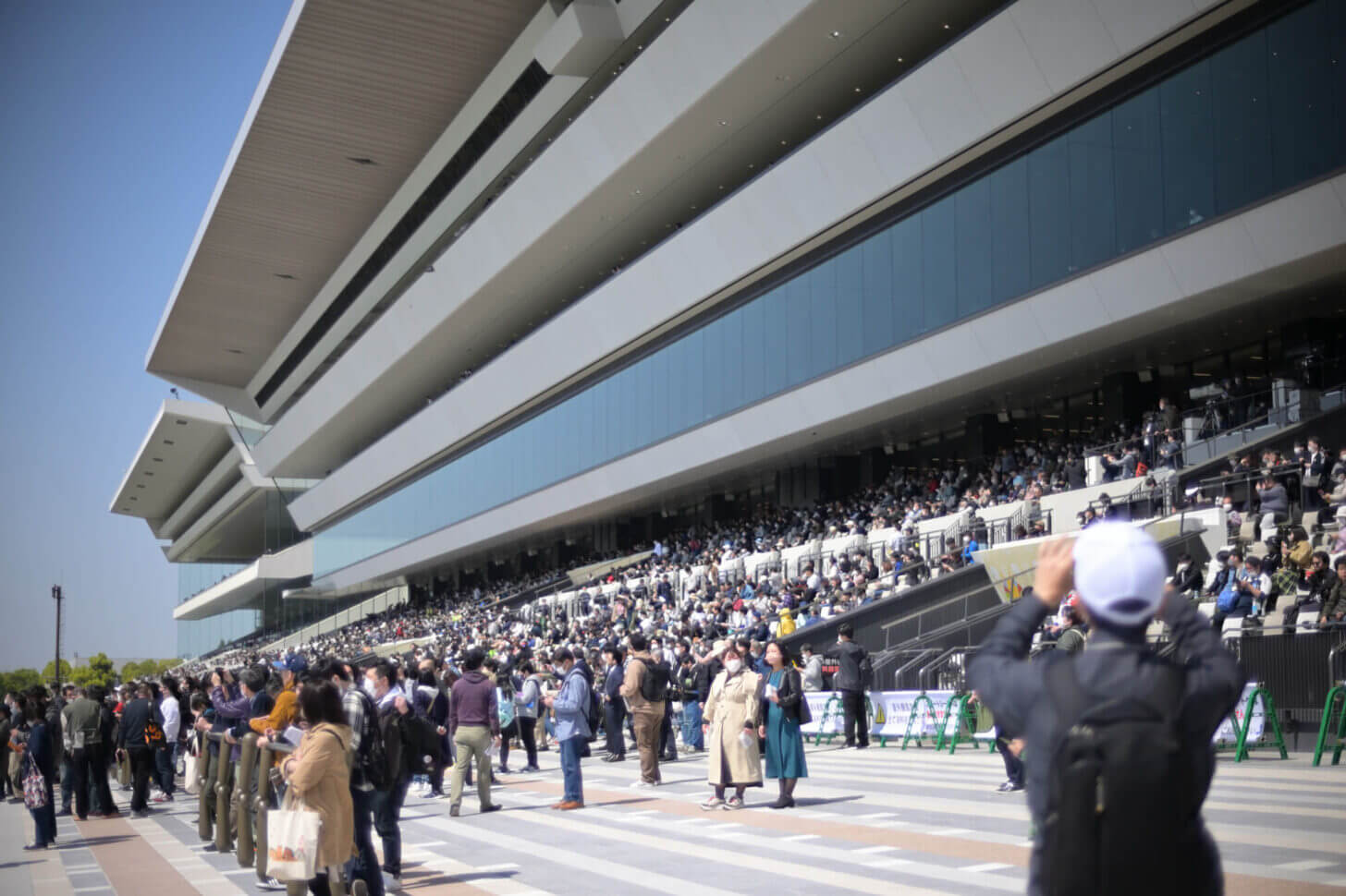 京都競馬場 新スタンド全景