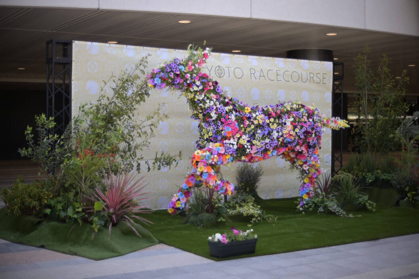 京都競馬場 三冠ゲート先にあるオブジェ