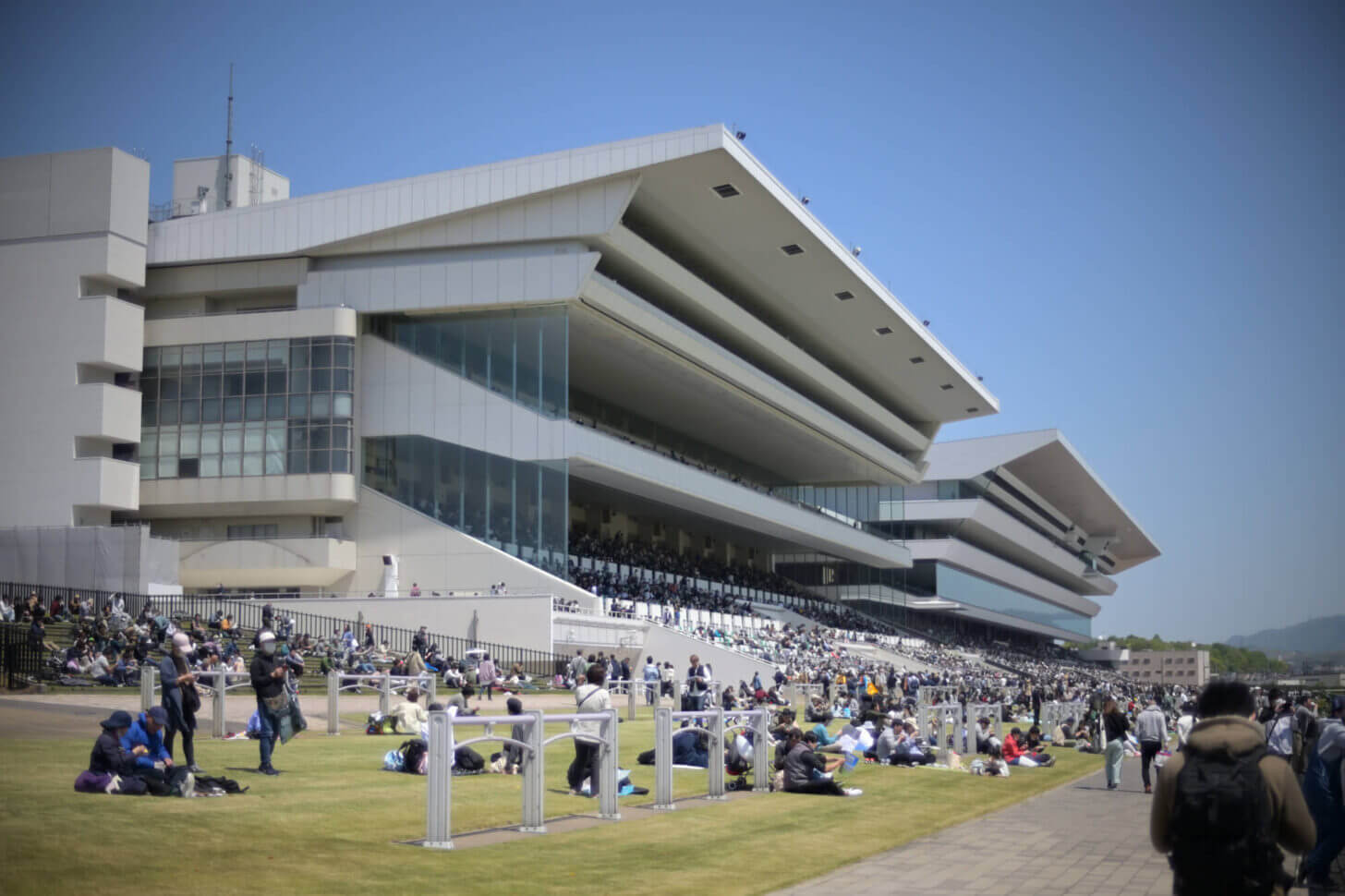 京都競馬場 4コーナー付近からスタンドを見る