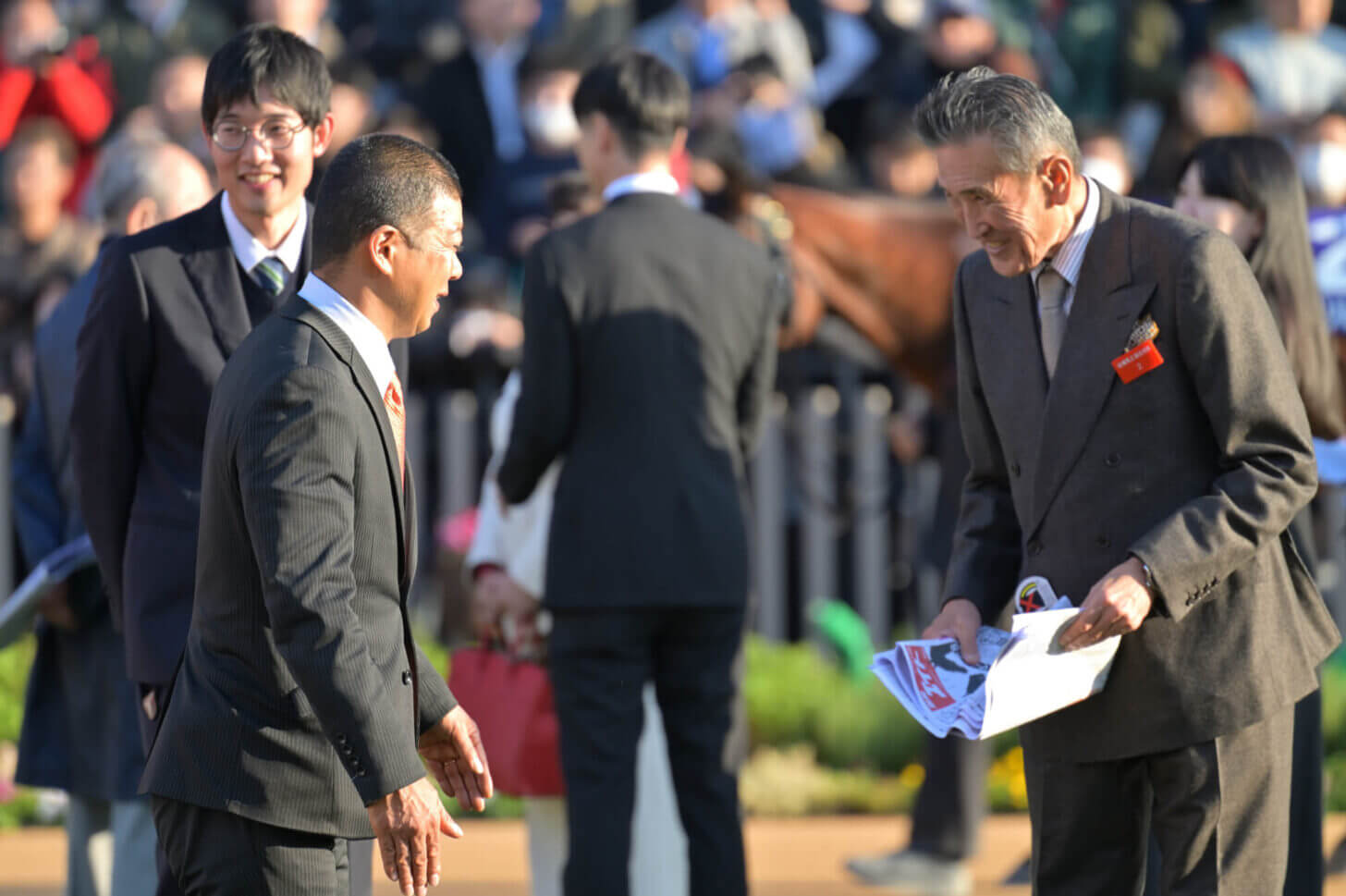 2023マイルCSパドック ノーザンファーム吉田勝己氏と高野友和調教師