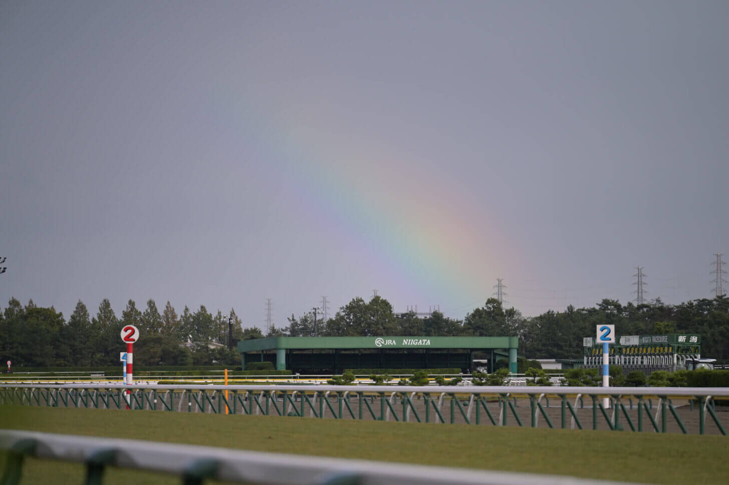 ローマンネイチャー 萬代橋特別 発走直前の新潟競馬場の虹