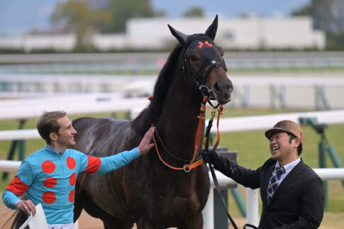 インファイター初勝利ウィナーズサークルでにて