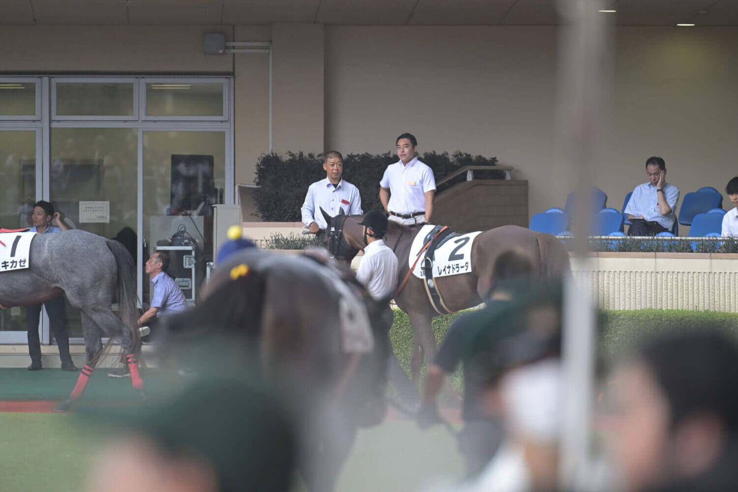 レイナドラーダ 2024年7月21日未勝利戦パドックでの高野先生とシルク米本代表