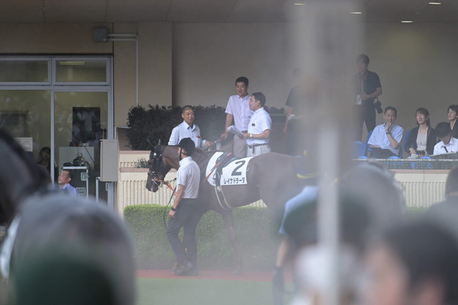 レイナドラーダ 2024年7月21日未勝利戦パドックでの高野先生とシルク米本代表