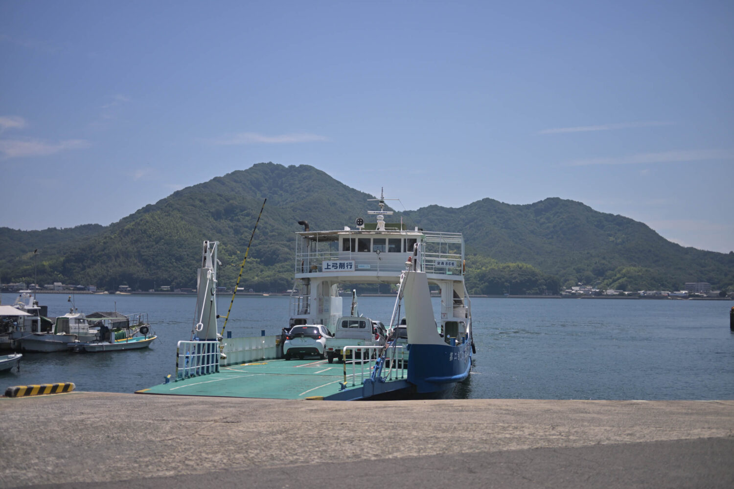 因島・家老渡港に着岸する家老渡フェリー