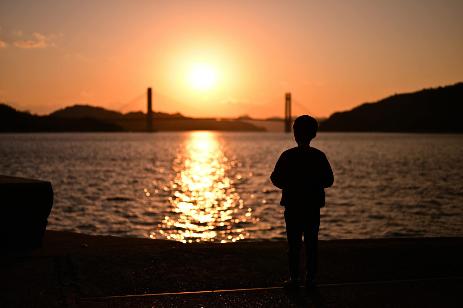 旧明神港から見る冬の弓削の夕焼け