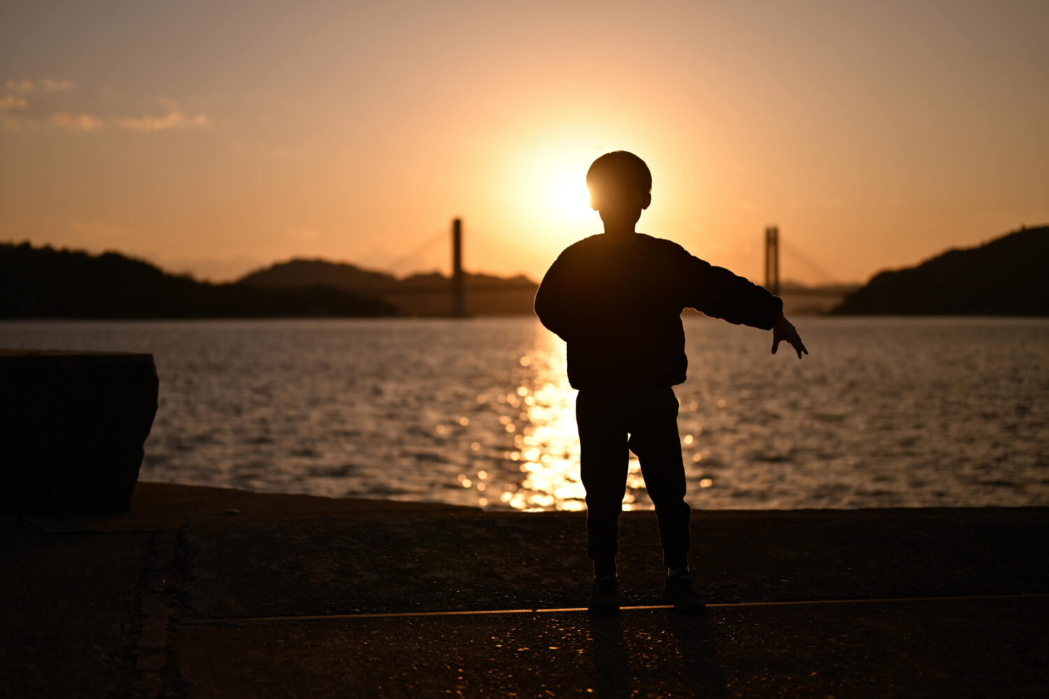 旧明神港から見る冬の弓削の夕焼け