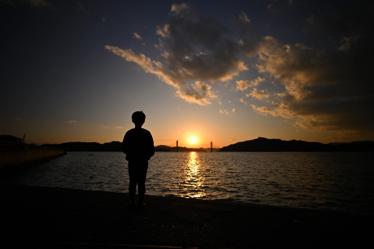 旧明神港から見る冬の弓削の夕焼け