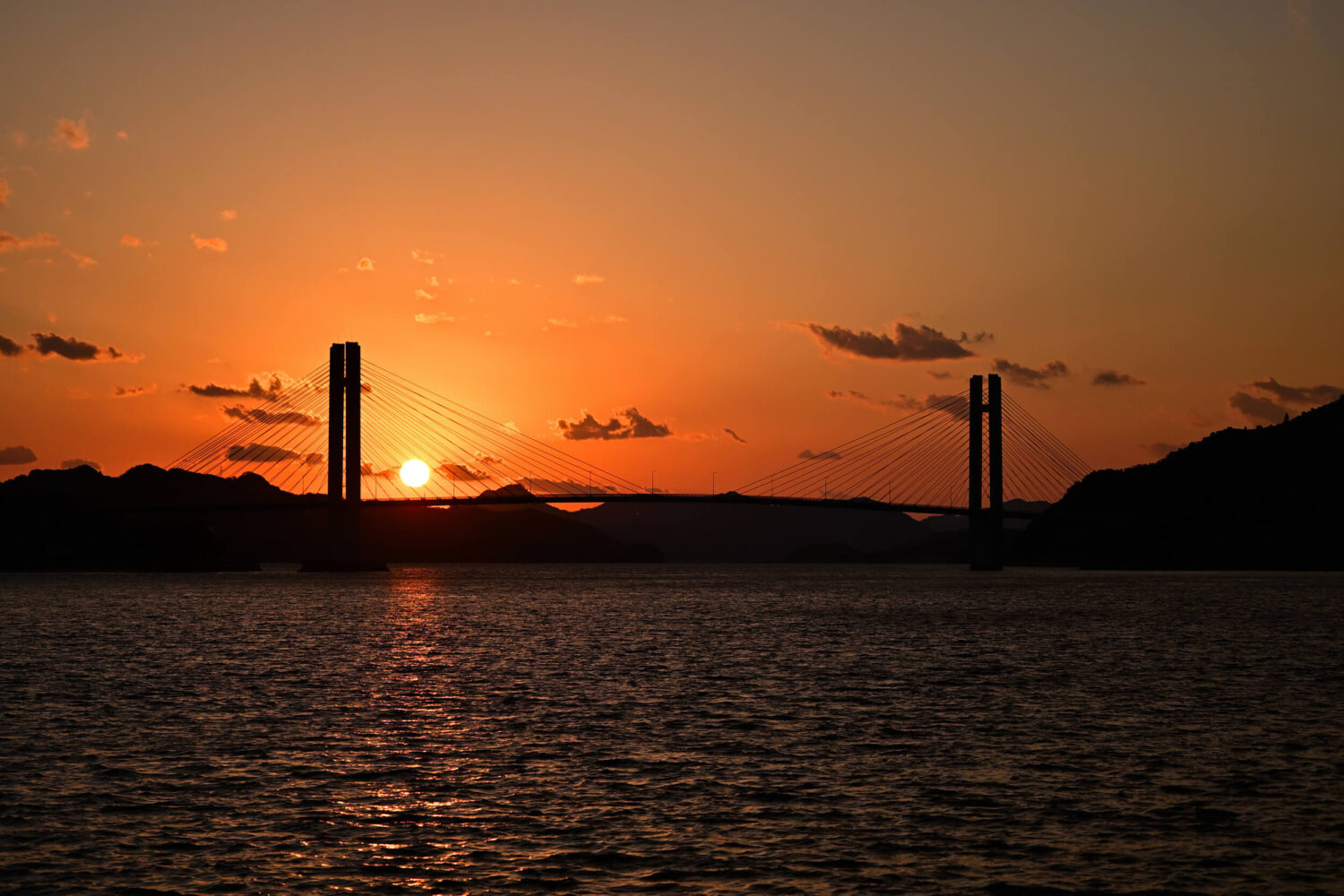 旧明神港周辺から見る冬の弓削島の夕暮れ