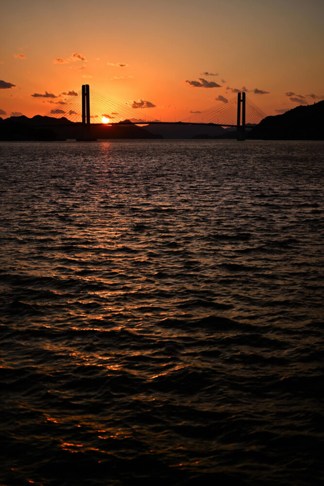 旧明神港周辺から見る冬の弓削島の夕暮れ