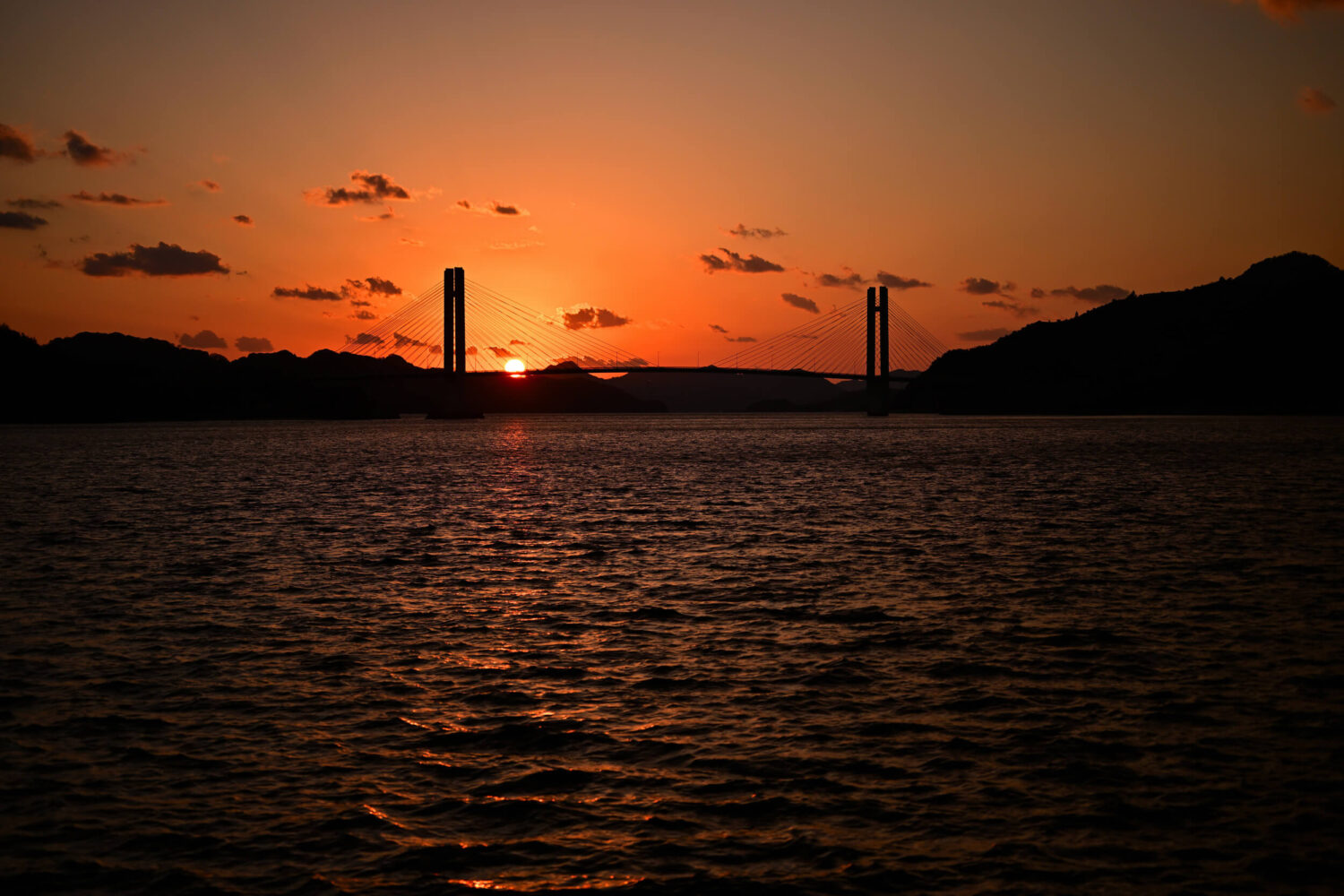 旧明神港周辺から見る冬の弓削島の夕暮れ