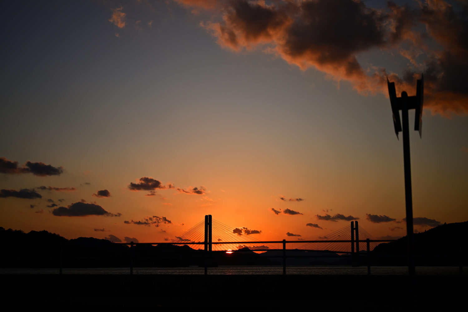 旧明神港周辺から見る冬の弓削島の夕暮れ