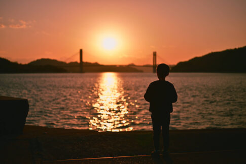 旧明神港から見る冬の弓削の夕焼け